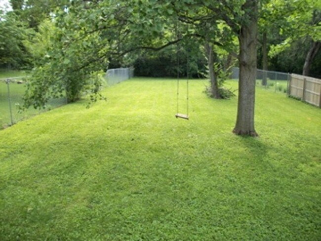 Building Photo - Charming 2 bedroom near IU campus!