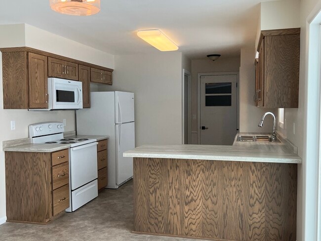 Cocina con electrodomésticos, gabinetes y pisos nuevos en 2023. - 835 Maple St NE