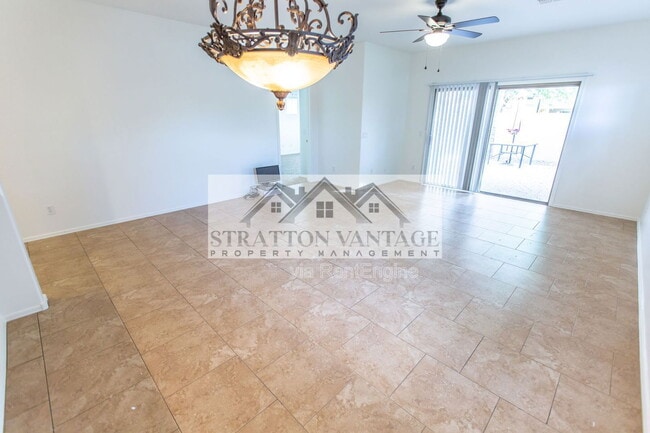 Foto del edificio - 925 E Madeline Dr