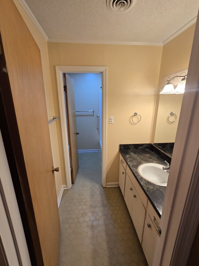 Foto del edificio - 2201 Brentwood Dr NW