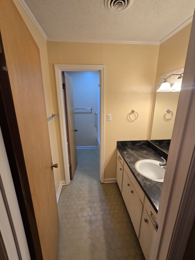 Building Photo - 2201 Brentwood Dr NW