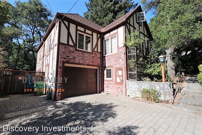 Building Photo - 4 br, 2.5 bath House - 1734 Woodhaven Way