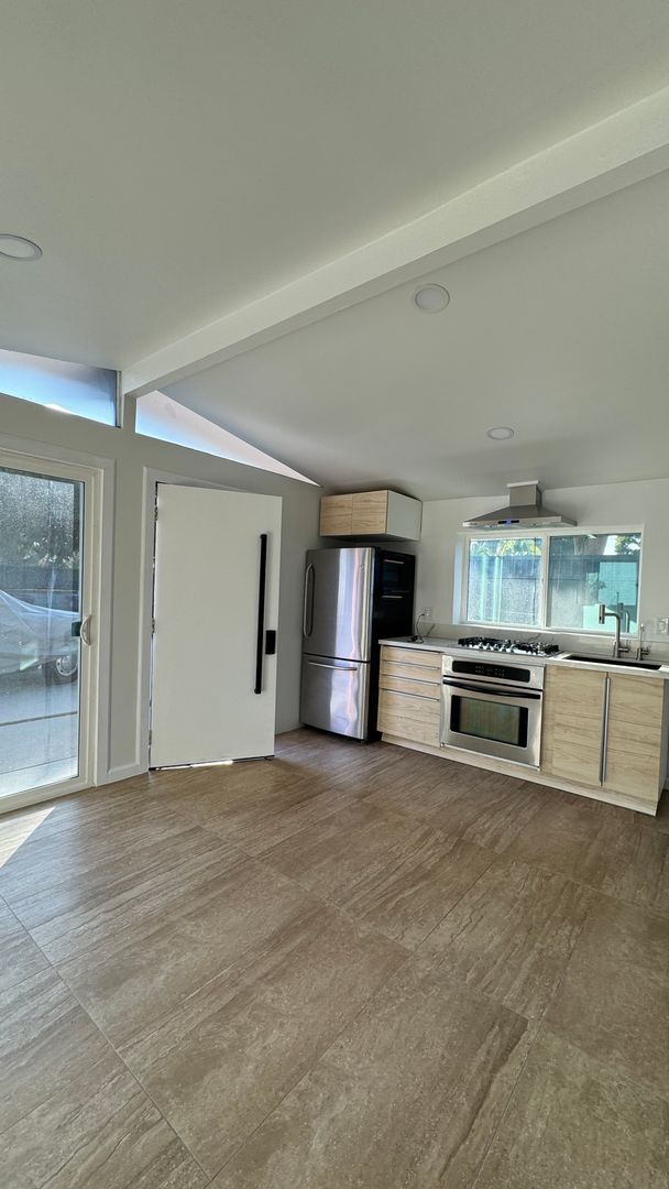 Foto del edificio - Cozy Cliff May Efficiency in Rancho Neighborhood for Rent!