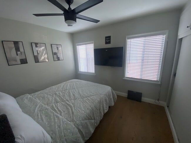 Building Photo - 636 E 121st Pl