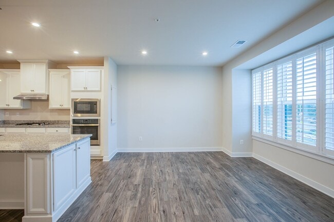Building Photo - Beautiful 3 BR/2.5 BA Townhome in Laurel!