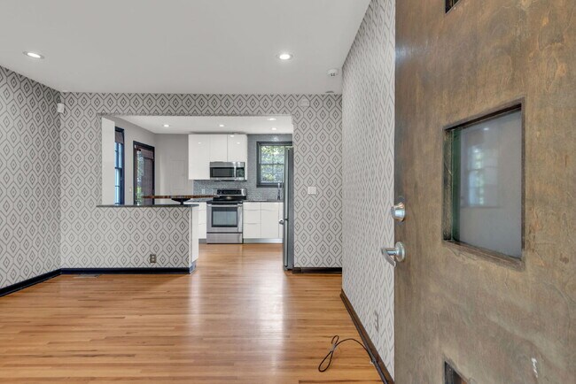 Foto del edificio - "Charming 3-Bedroom Haven with Gleaming Hardwood Floors in Vibrant Nashville Neighborhood!"