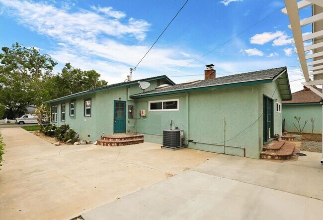 Foto del edificio - 4/Bed, 4/Bath Home with Parking, Washer/ Dryer and Spa, Close to Chapman University/ Orange Circle