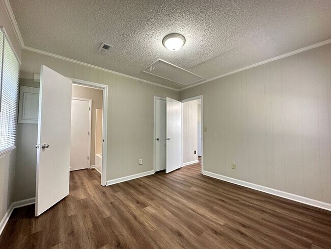 Foto del edificio - 327 E Parker St