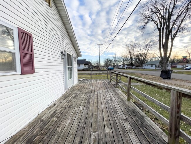 Building Photo - 2 Bedroom/ 1 Bathroom Home with Washer & Dryer Hook-ups! Large Deck! Nice Yard!