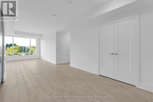 Building Photo - 259 The Kingsway