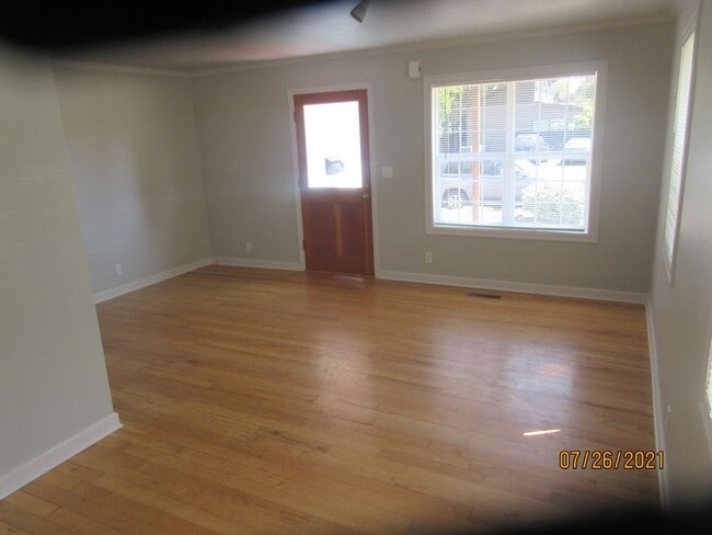 Building Photo - (936) 18th Street Home - 3 Bedroom / 2 Bat...