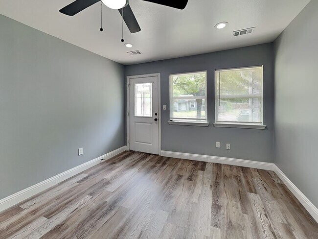 Building Photo - 3320 Mundy Dr