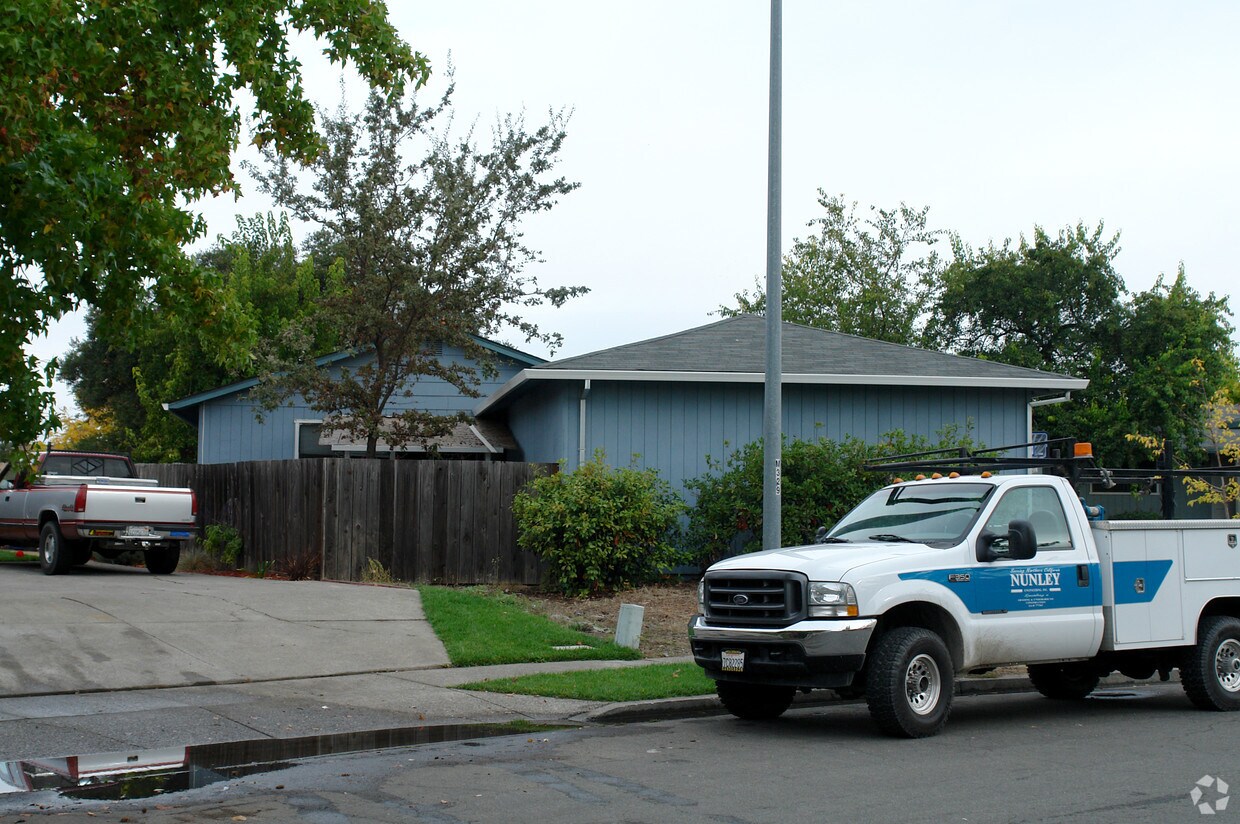 Building Photo - 1223 Butte Ct