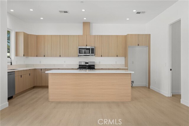 Foto del edificio - 6948 Amestoy Ave