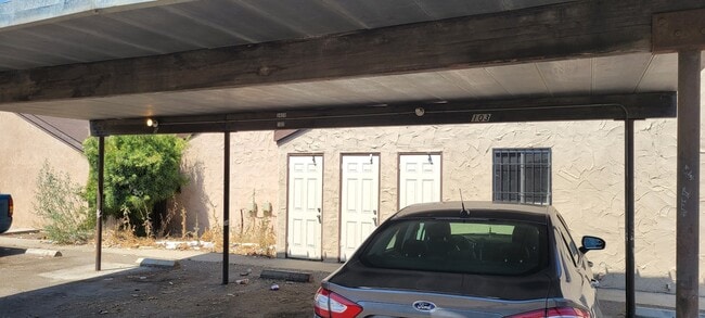 Foto del edificio - 3430 N Marks Ave