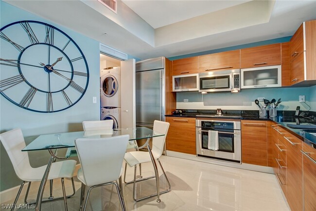 Foto del edificio - 3000 Oasis Grand Blvd