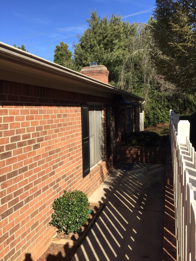 Primary Photo - Well kept condo in Lytchfield place off Al...