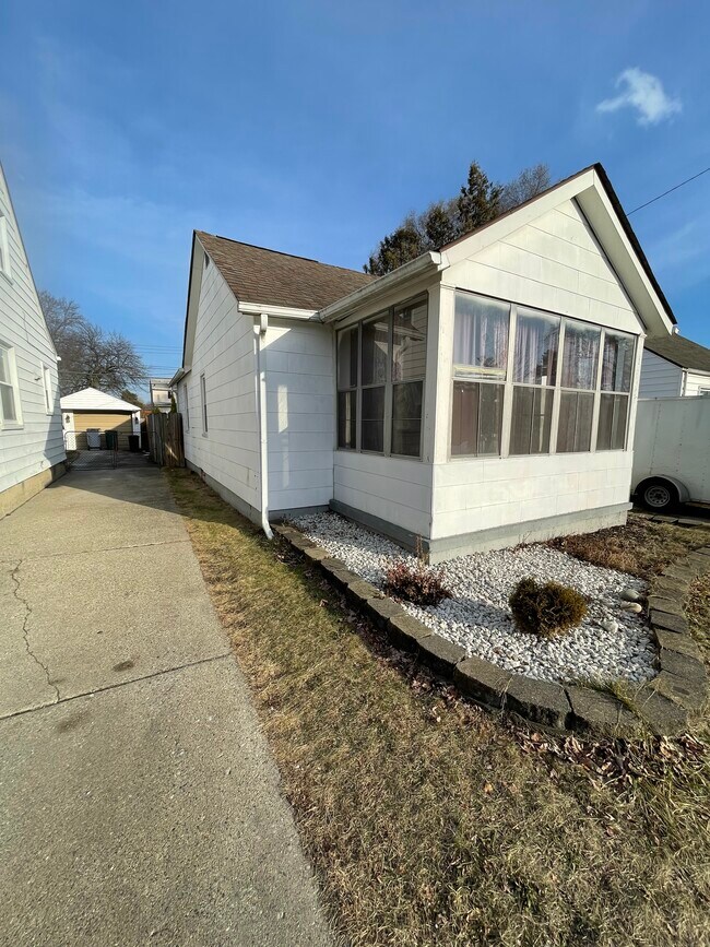 Foto del edificio - 23352 Hoover Ave