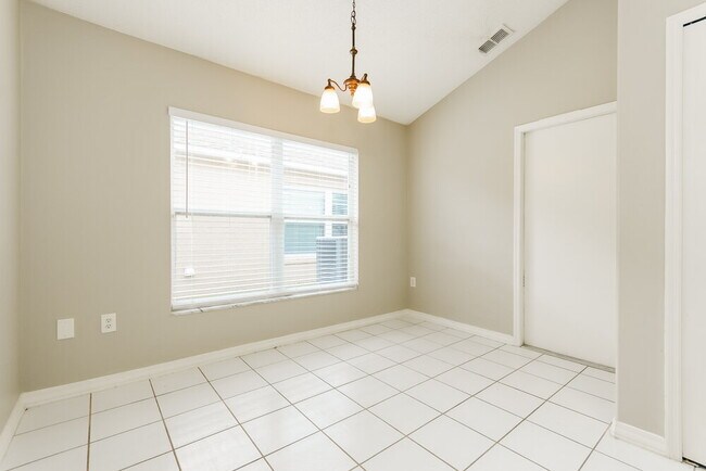 Foto del edificio - 1718 Putney Cir