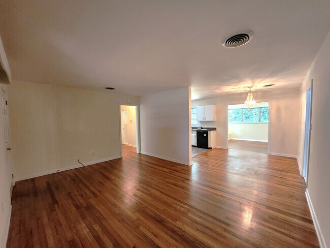 Foto del edificio - Charming 4 bedroom home for rent close to hospitals with wood floors. Available early August 2026...