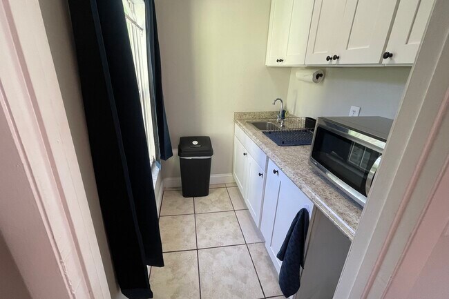 Kitchenette - 3615 E Paris St