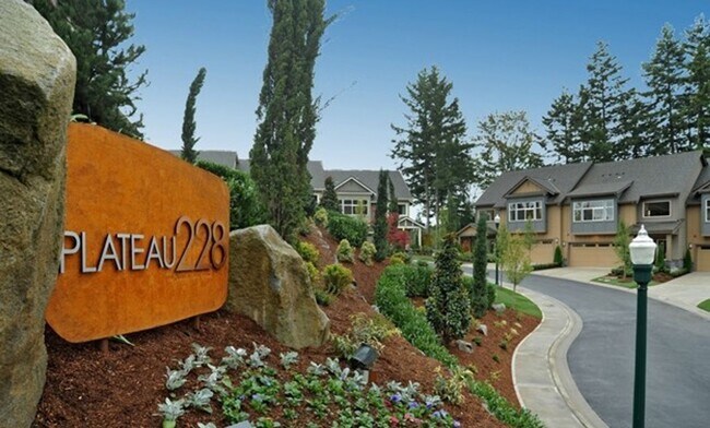 Building Photo - Spacious 4 bed Townhome in Central locatio...
