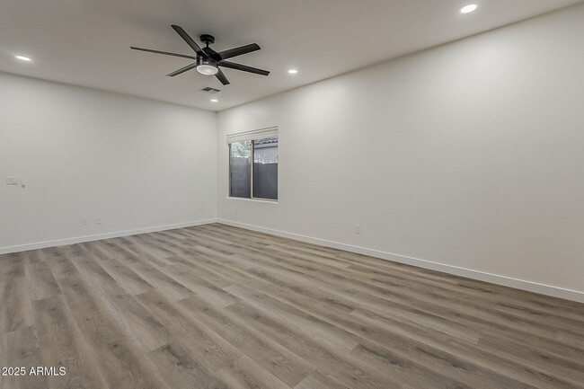 Foto del edificio - 3323 W Chambers St