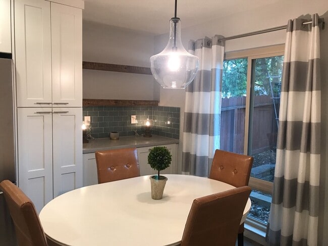 Building Photo - Beautiful Home in West Davis