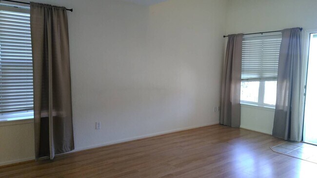 Foto del edificio - Nice 2 Story Townhome with Attached Garage...