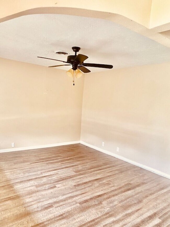 Foto del edificio - BEAUTIFUL 4 BEDROOM 2.5 BATH HOME IN LA MA...