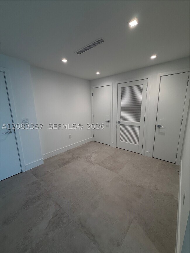 Building Photo - 2411 Laguna Cir