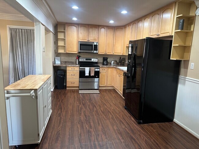 Fully equipped kitchen with dishes, pots, pans - 5260 Crossbow Cir