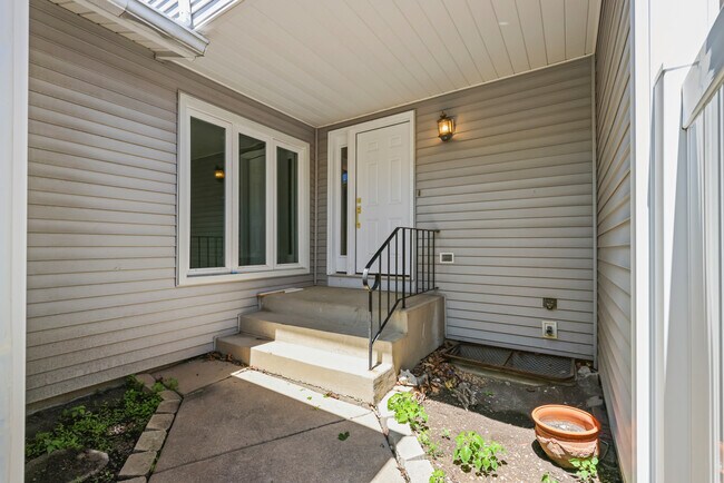 Building Photo - 628 Martin Ln