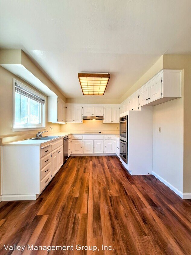 Primary Photo - 5 br, 3 bath House - 572 Jesse James Dr
