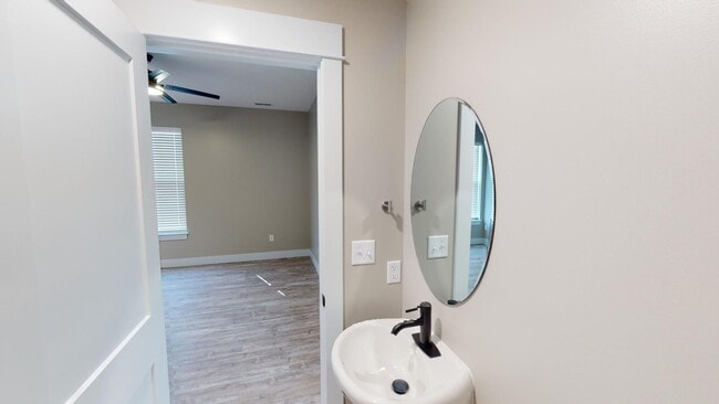 Foto del edificio - Spacious 3-Bed Carriage House in the Heart of Prairie District
