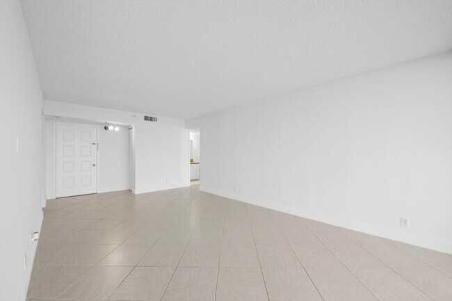 Building Photo - 105 Lake Emerald Dr