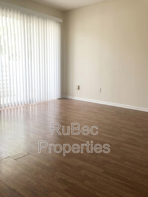 Building Photo - 9617 Vinca Cir
