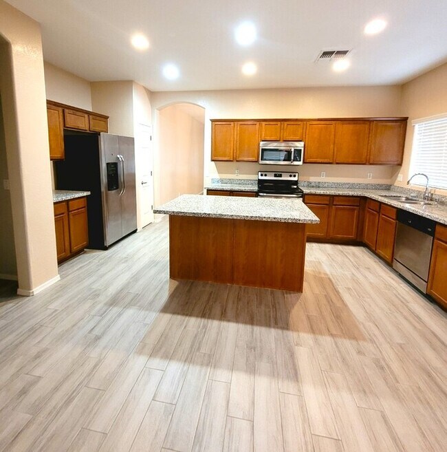 Building Photo - Stunning 4-bedroom 2 bathroom