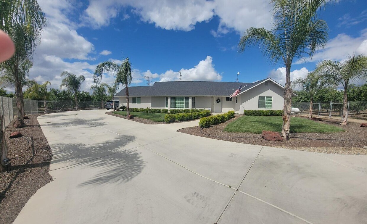 Foto principal - 5435 S Newmark Ave