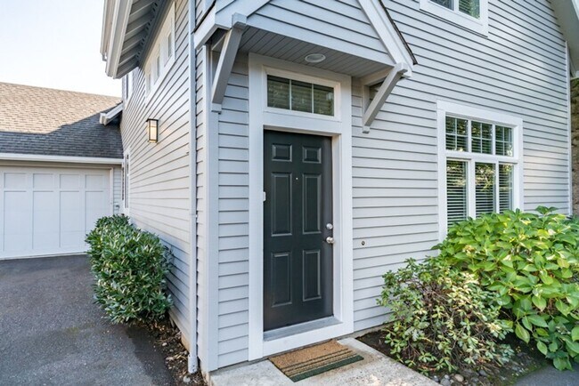 Foto del edificio - Beautiful & Peaceful Lake Oswego Townhome