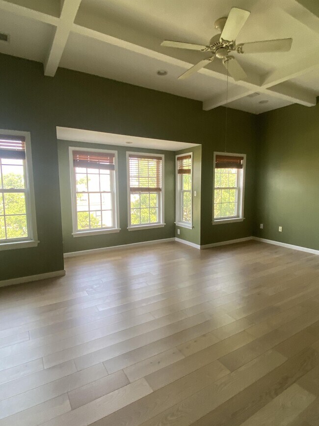 Building Photo - 920 15th St SE