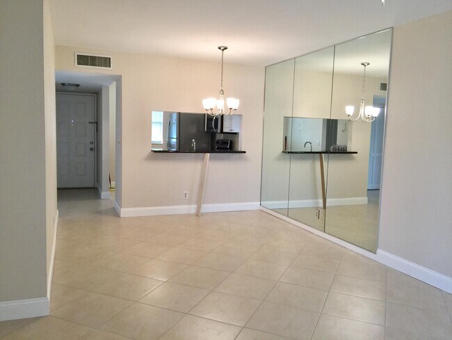 Foto del edificio - 6772 Palmetto Cir S