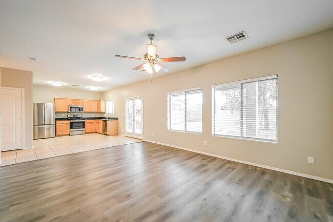 Foto del edificio - 153 E Dry Creek Rd