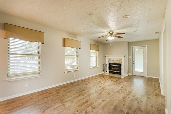 Foto del edificio - 2105 Meadowlark Ln