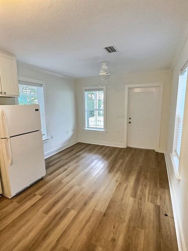 Building Photo - Charming Coastal Cottage in the Heart of Downtown Ocean Springs – Walk to Everything!