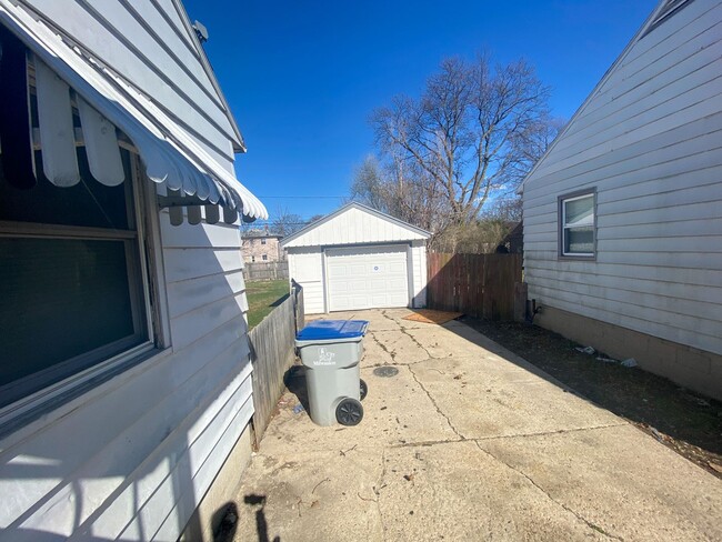 Building Photo - 2 Bedroom Single Family