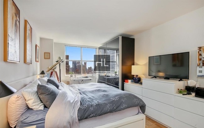 Building Photo - 45 W 60th St