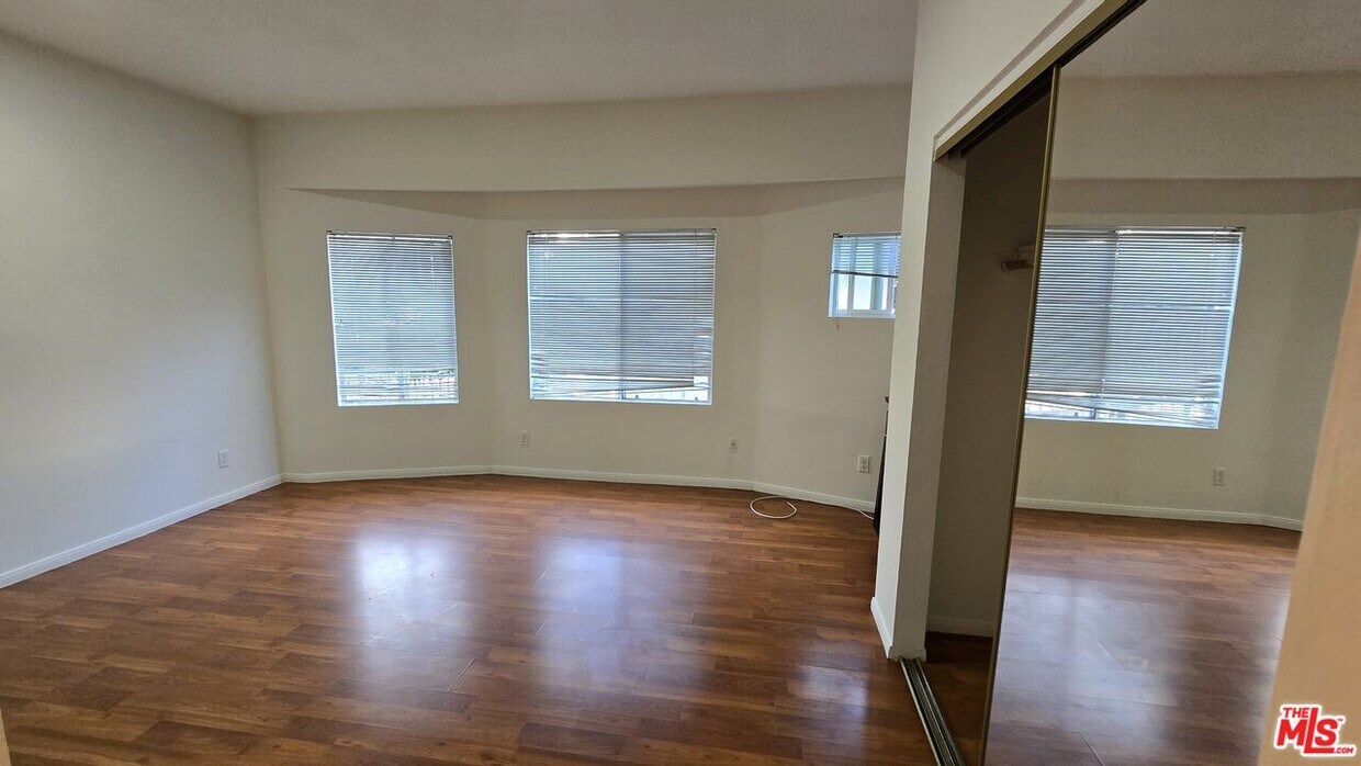 Foto del edificio - 2773 W 8th St