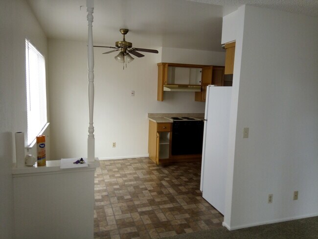 Building Photo - 3237 N Fowler Ave