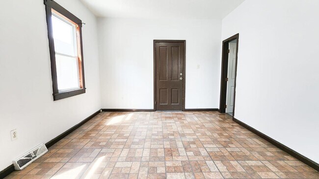 Building Photo - 1600 E 45th St